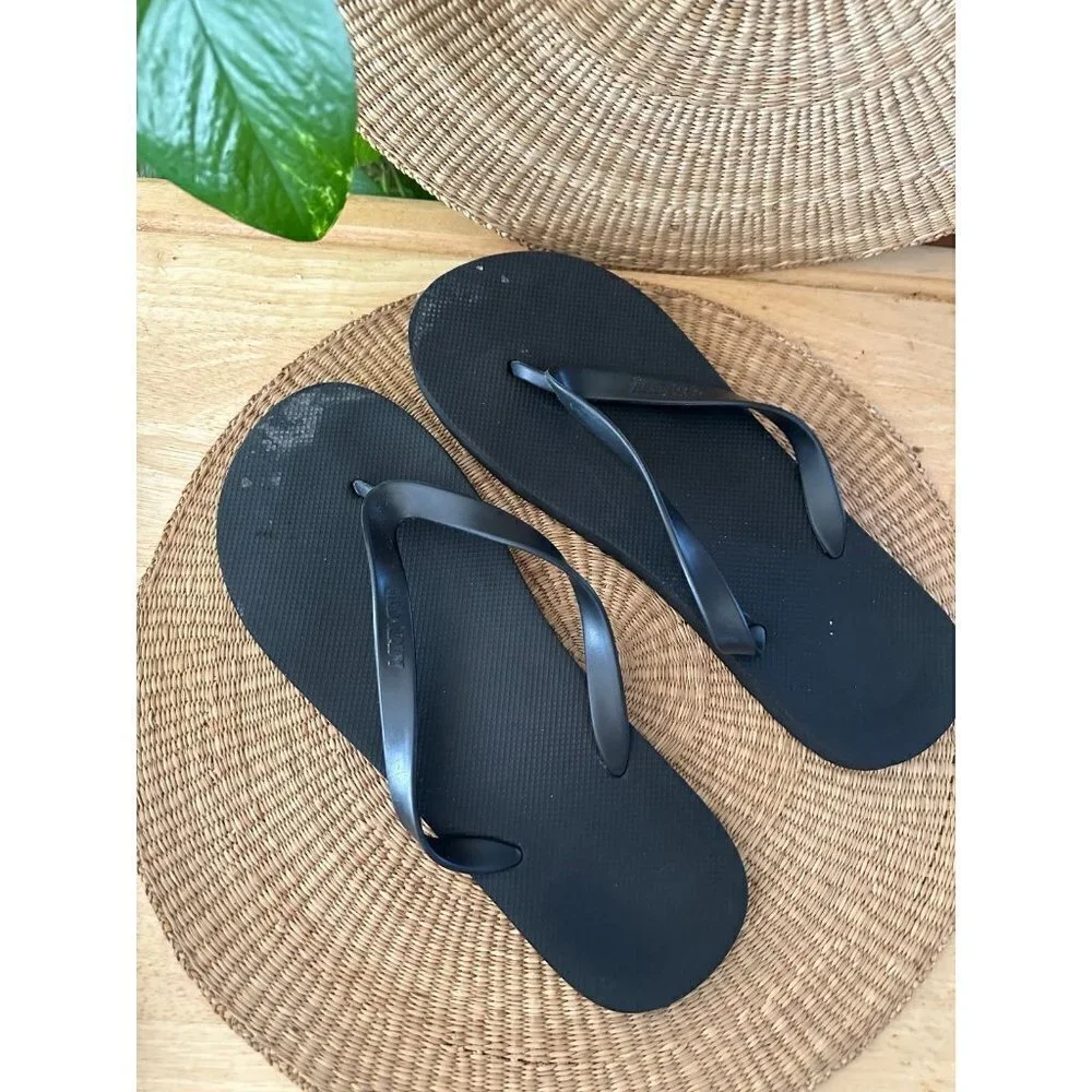 Old Navy Men’s size Large 10/11 black flip flops